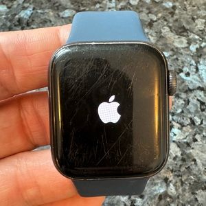 Apple Watch SE Space Gray Aluminum Case 40mm (GPS + Cellular) model A2353
